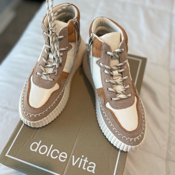 Dolce Vita Daley Sneaker - Picture 11 of 11
